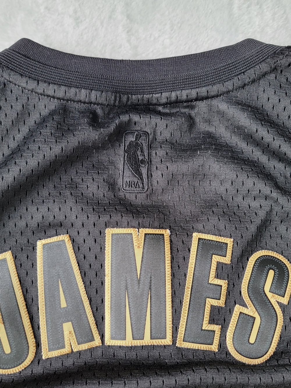 RARE ! Adidas CAVS Lebron JAMES #23 Black Gold Jersey - Picture 4 of 16